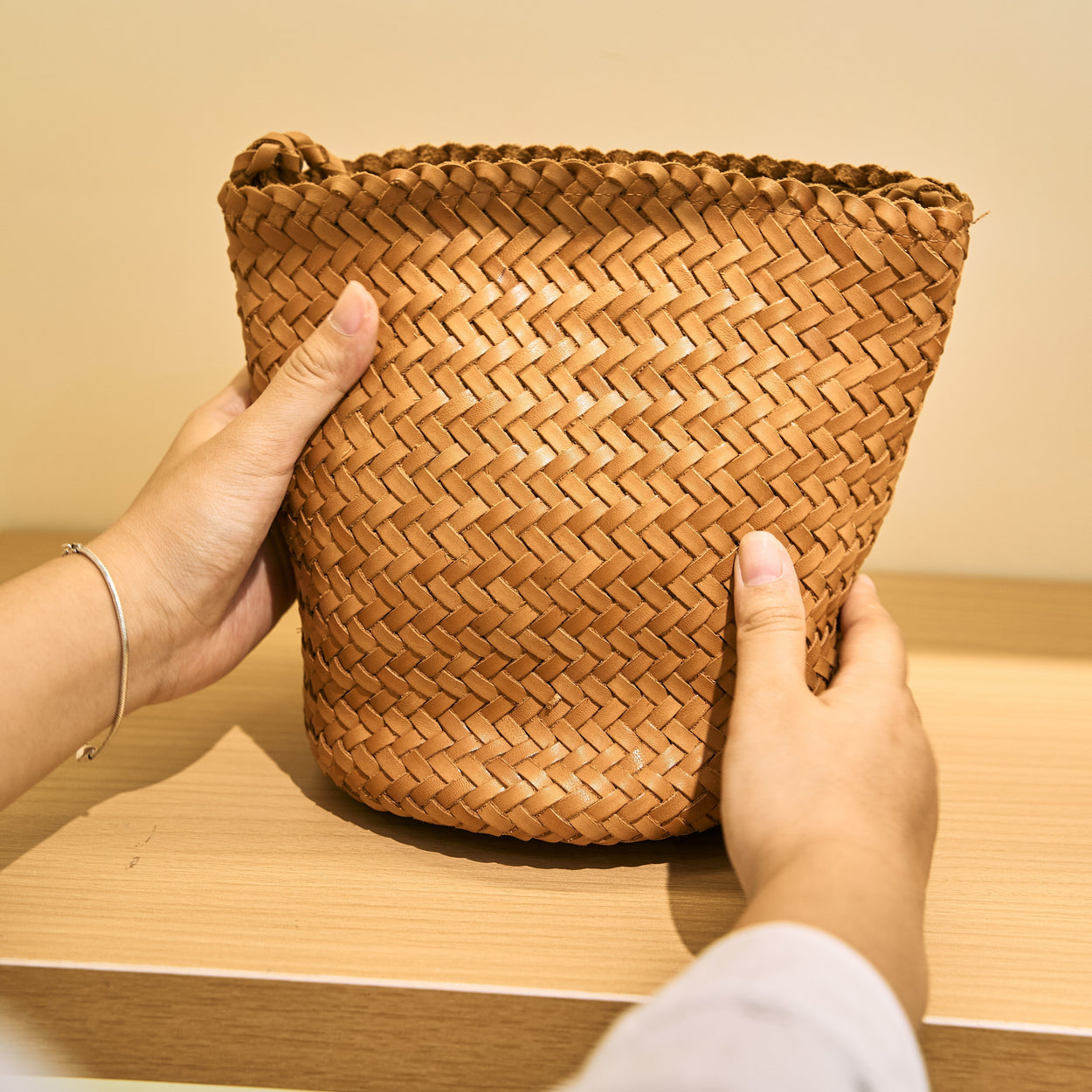 HƯỚNG DẪN CHỌN TÚI DA LÀM QUÀ TẶNG CHO NAM VÀ NỮ