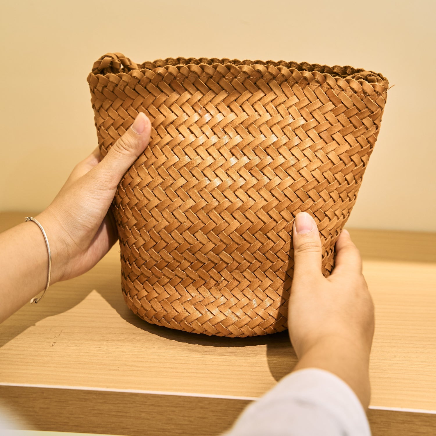 HƯỚNG DẪN CHỌN TÚI DA LÀM QUÀ TẶNG CHO NAM VÀ NỮ